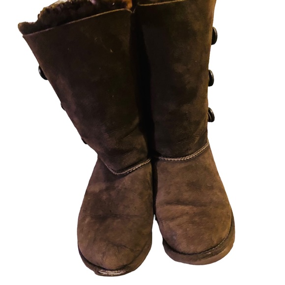 ⭐️ UGG Triple Button Boots - Picture 3 of 9